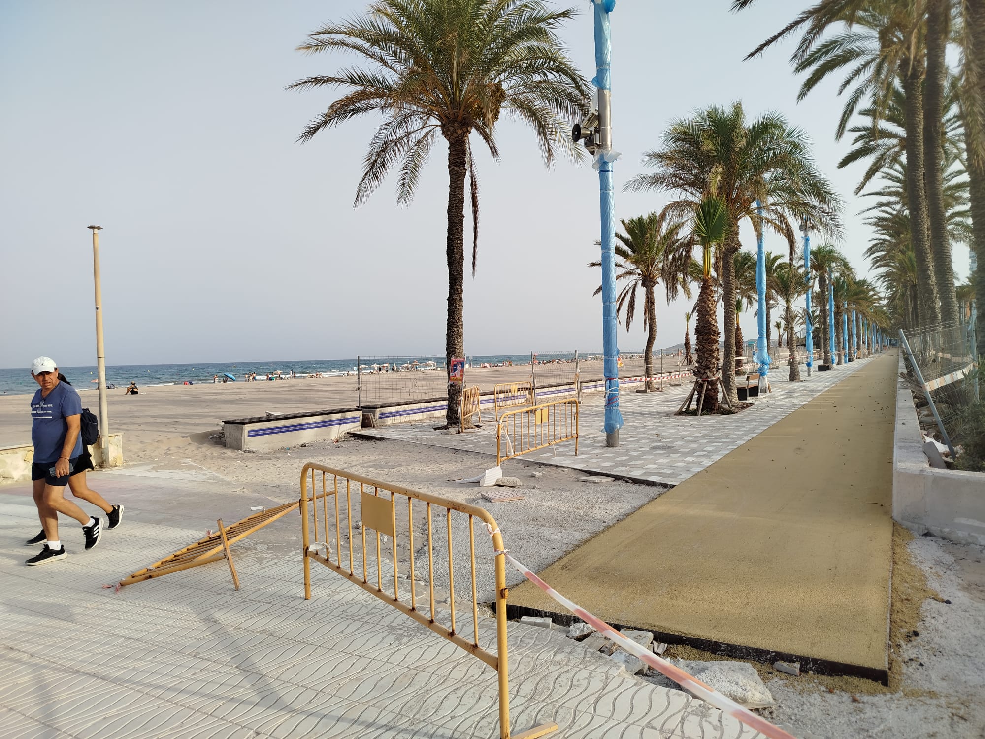 Fontera entre El Campello y Alicante por el paseo de la costa. El carril bici pertenece a la playa alicantina de San Juan