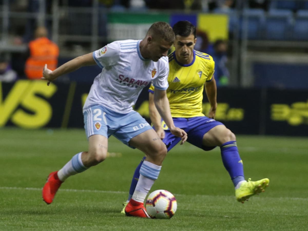 Un dudoso penalti evita la victoria blanquilla en el Carranza