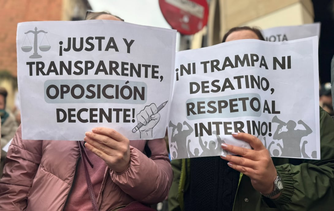 Dos asistentes a la concentración de docentes cántabros