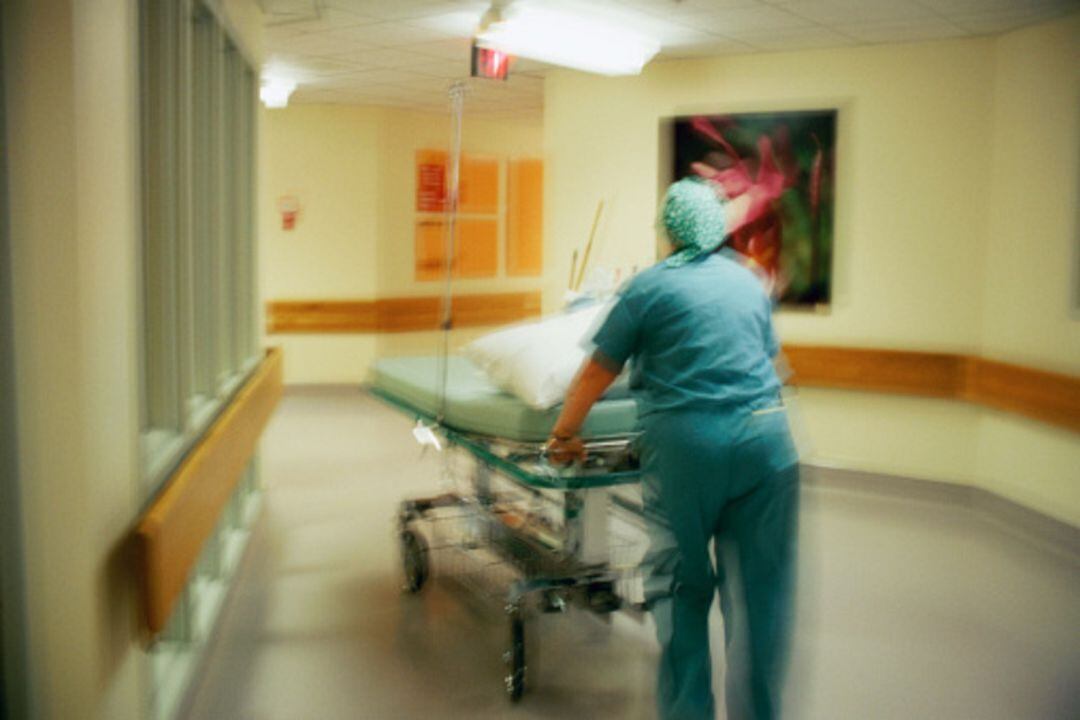 Cama de paciente en el pasillo de un hospital 