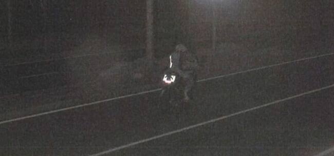 El motorista, posteriormente indentificado, tapando la matrícula