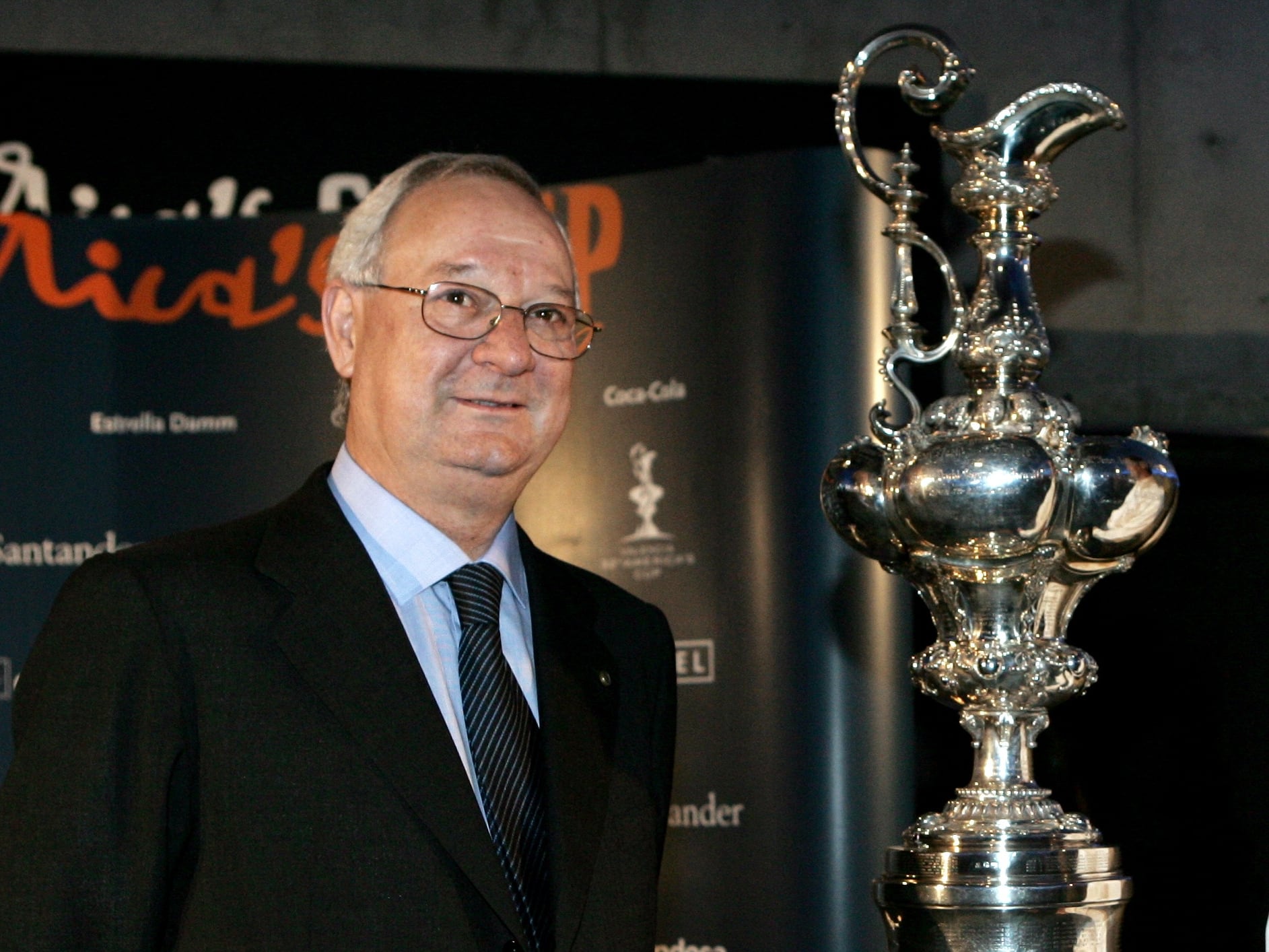 Madrid, 04.05.06.- El comisionado del Gobierno para la Copa del América, Ricard Pérez Casado (i), durante la presentación en la sede del Ministerio de Fomento en Madrid de una muestra explicativa de este acontecimiento.