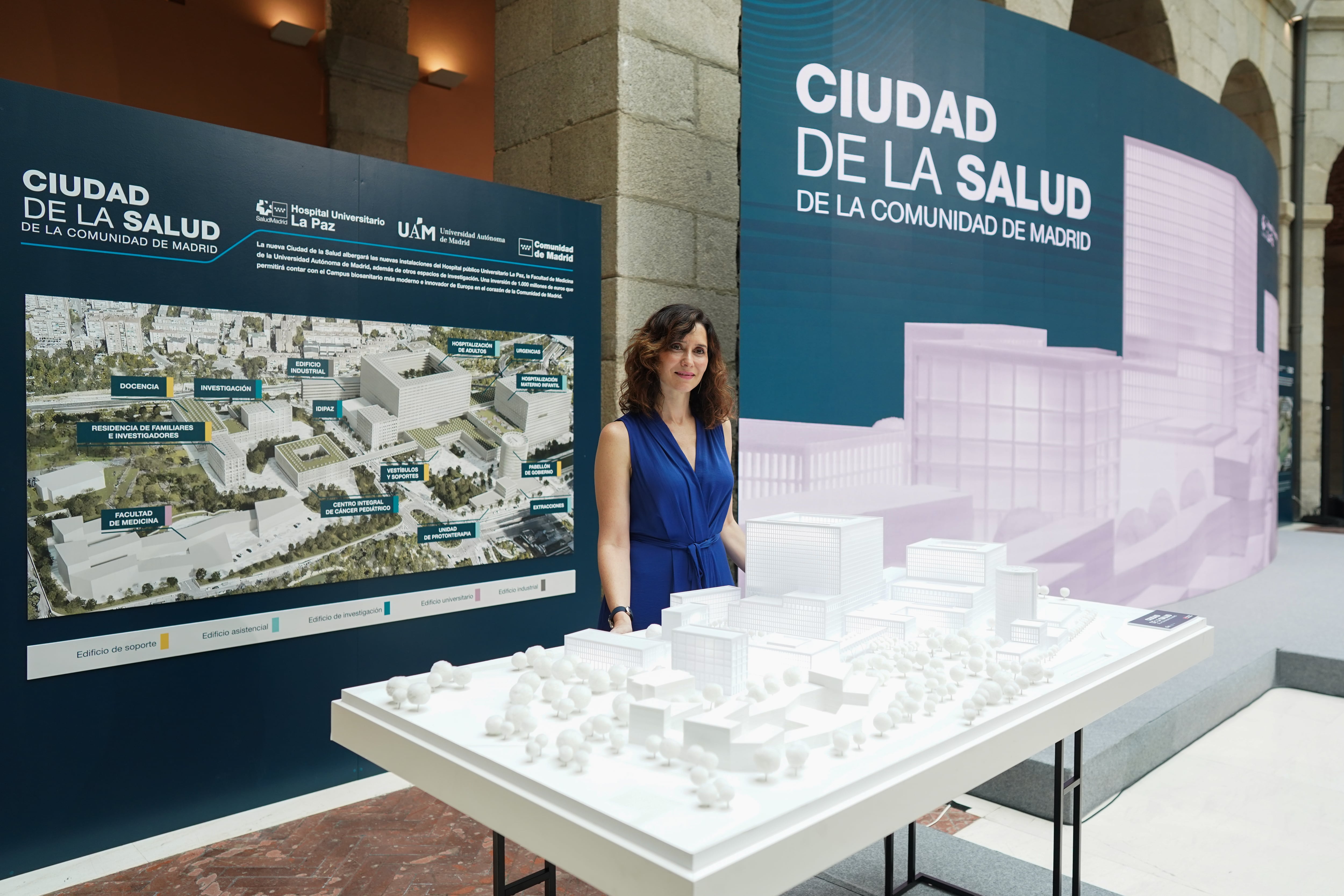 Isabel Díaz Ayuso junto a la maqueta de la futura Ciudad de la Salud