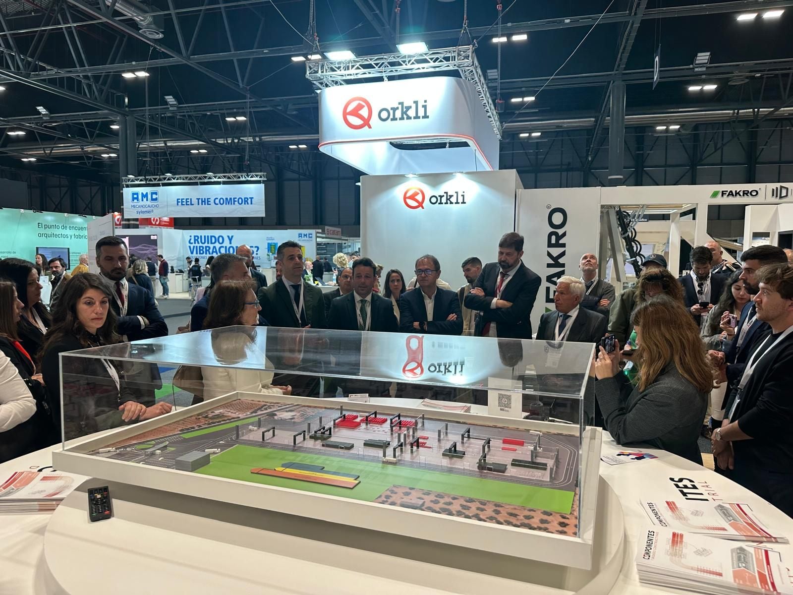 Los diputados de Empleo y Empresa, Luis Miguel Carmona, y el de Agricultura y Medio Ambiente, Javier Perales (en el centro), junto al alcalde de Villanueva de la Reina, Blas Alves, (los tres en el centro) durante la presentación del proyecto.