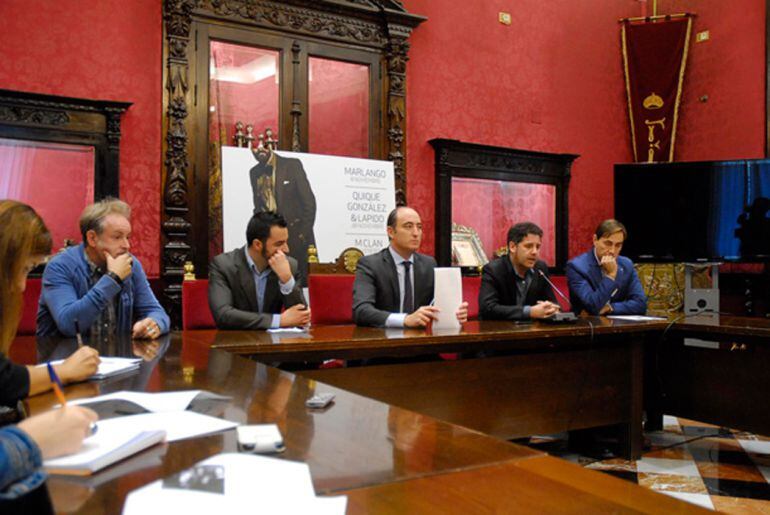 El concejal de Cultura de Granada, Juan García Montero, ha presentado hoy el cartel del ciclo de conciertos