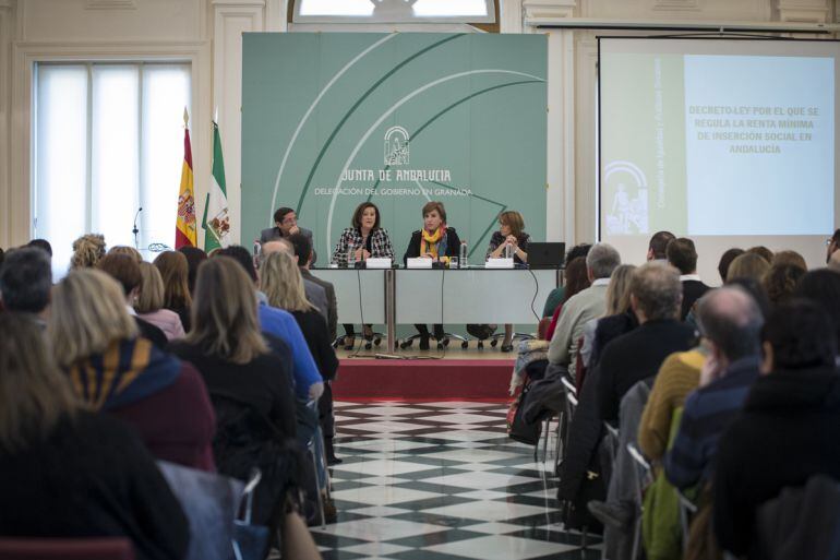 La consejera de Igualdad y Políticas Sociales expone en Granada el decreto sobre renta mínima