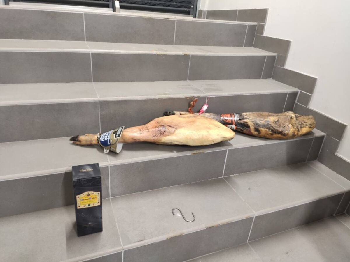 Frustrado un robo de dos jamones y una botella de licor