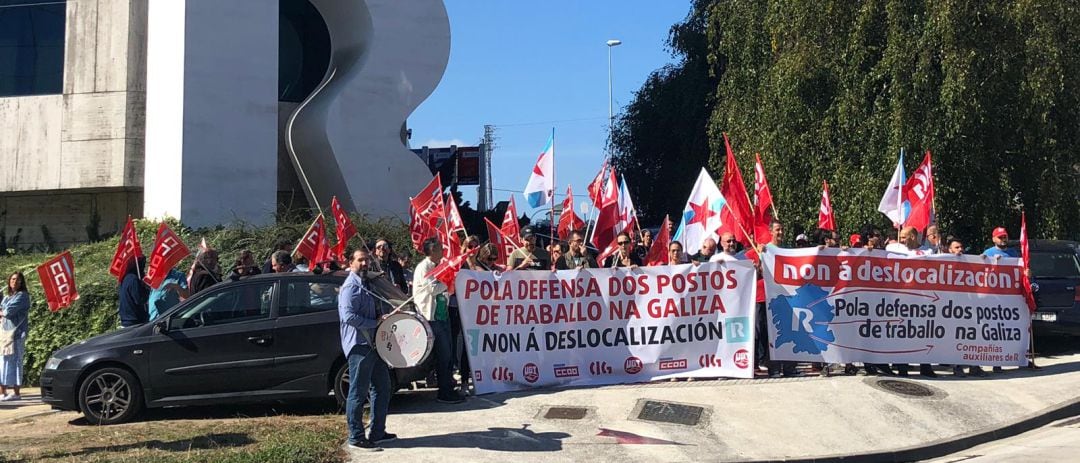 Trabajadores de las subcontratas de R protestan ante la sede de la empresa