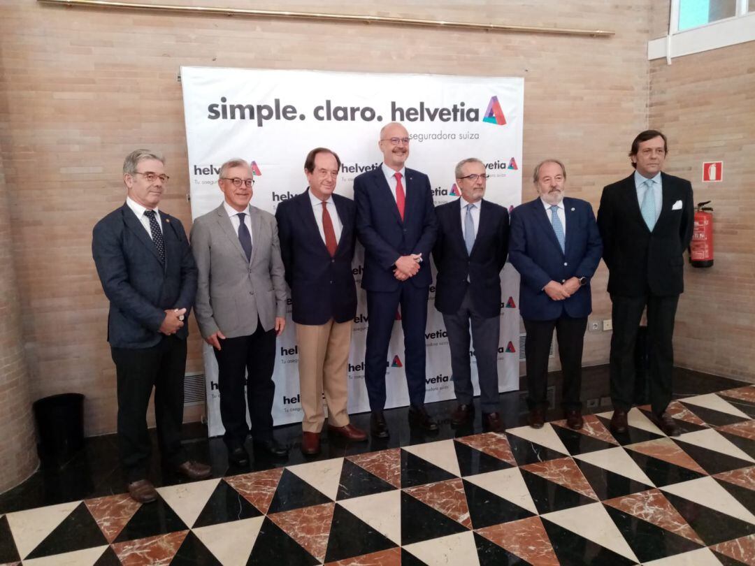 Antonio Castaño, presidente de la Fundación de Odontología Social -tercero por la izquierda-, e Ïñigo Soto, director general de Helvetia Seguros -en el centro de la imagen-, entre otros invitados al acto