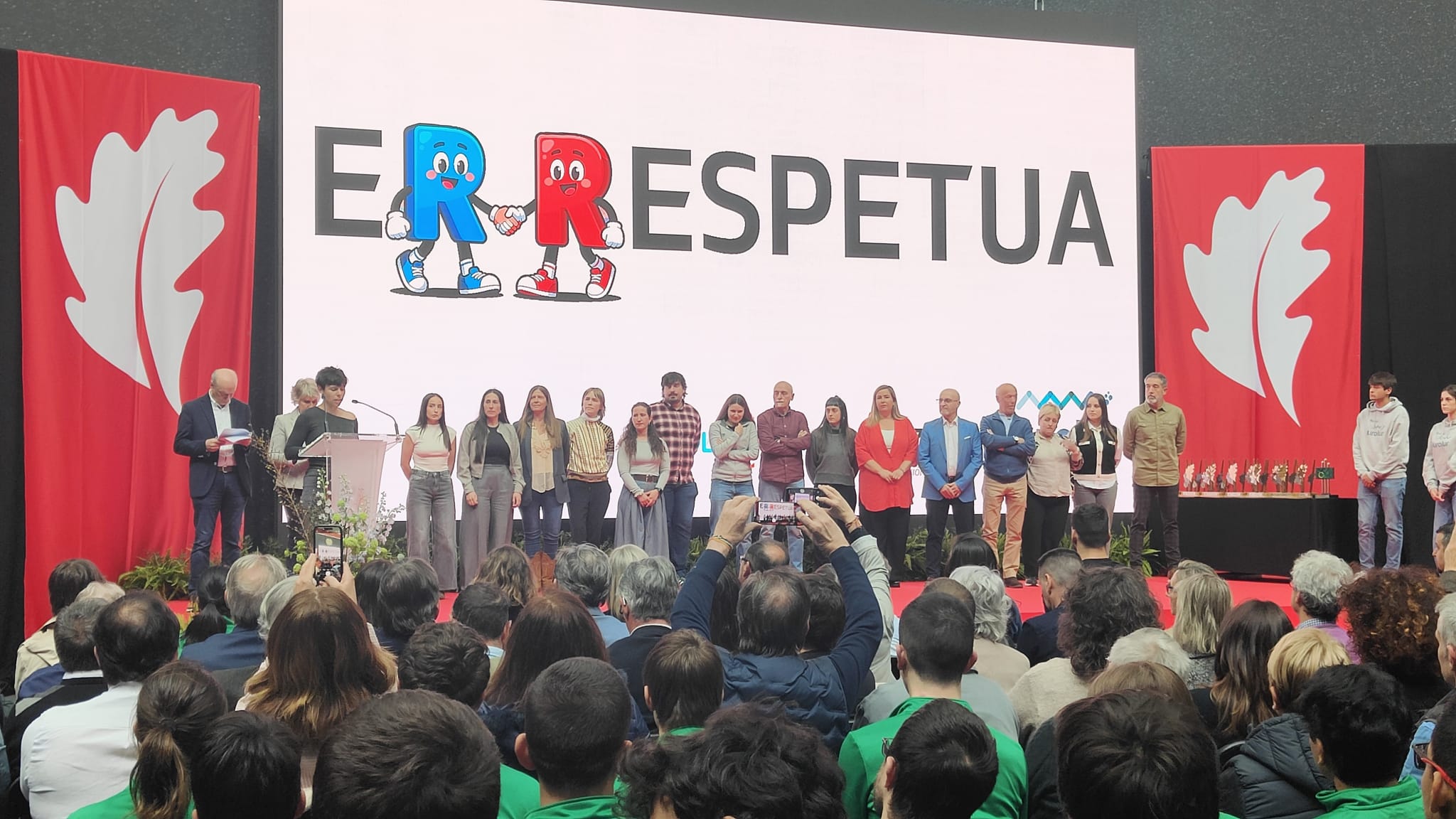 El colectivo de árbitros y jueces de Bizkaia, durante la entrega de los Premios Bizkaia Kirolak Sariak 2026