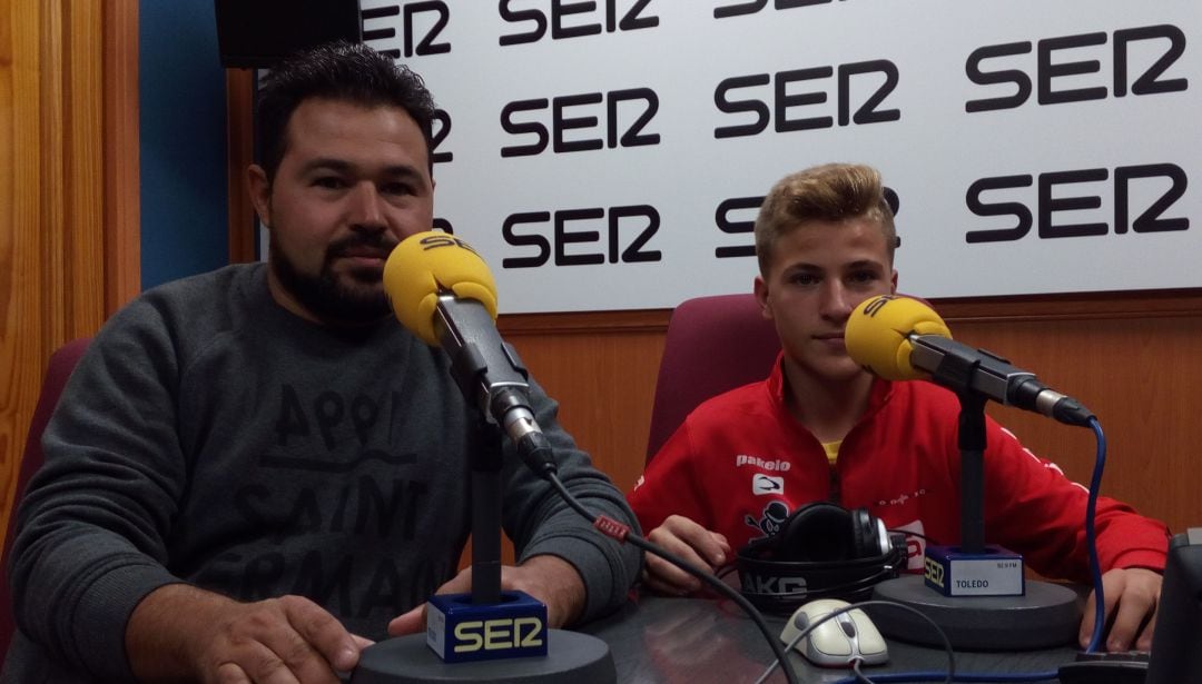 Iván, con su padre Daniel, en los estudios de la SER