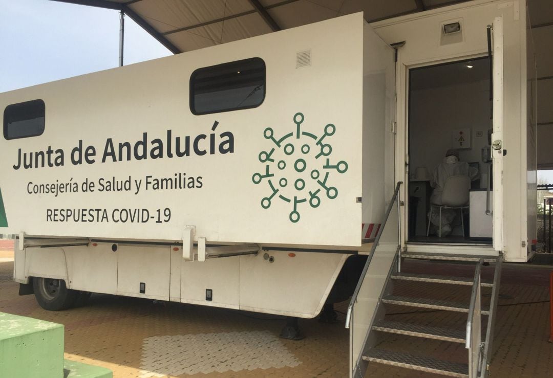 Las unidades móviles de la Junta de Andalucía se desplazan por toda la provincia de Jaén para realizar cribados poblaciones y detectar la incidencia del coronavirus en nuestro territorio