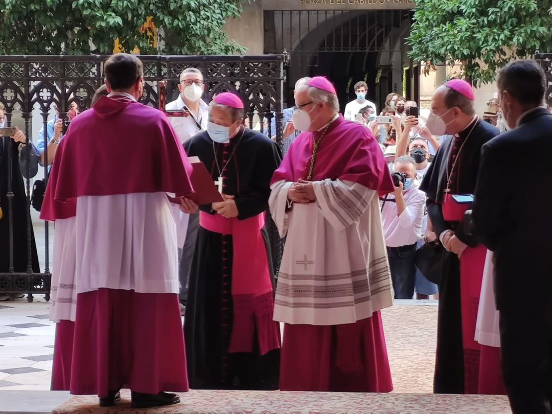 José Ángel Saiz Meneses, nuevo arzobispo de Sevilla, accediendo a la Catedral. 