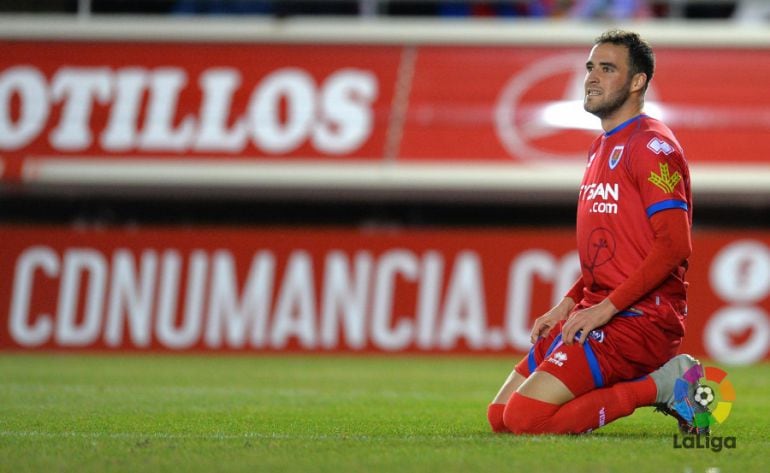 Higinio, de rodillas, durante el partido ante el Real Madrid.