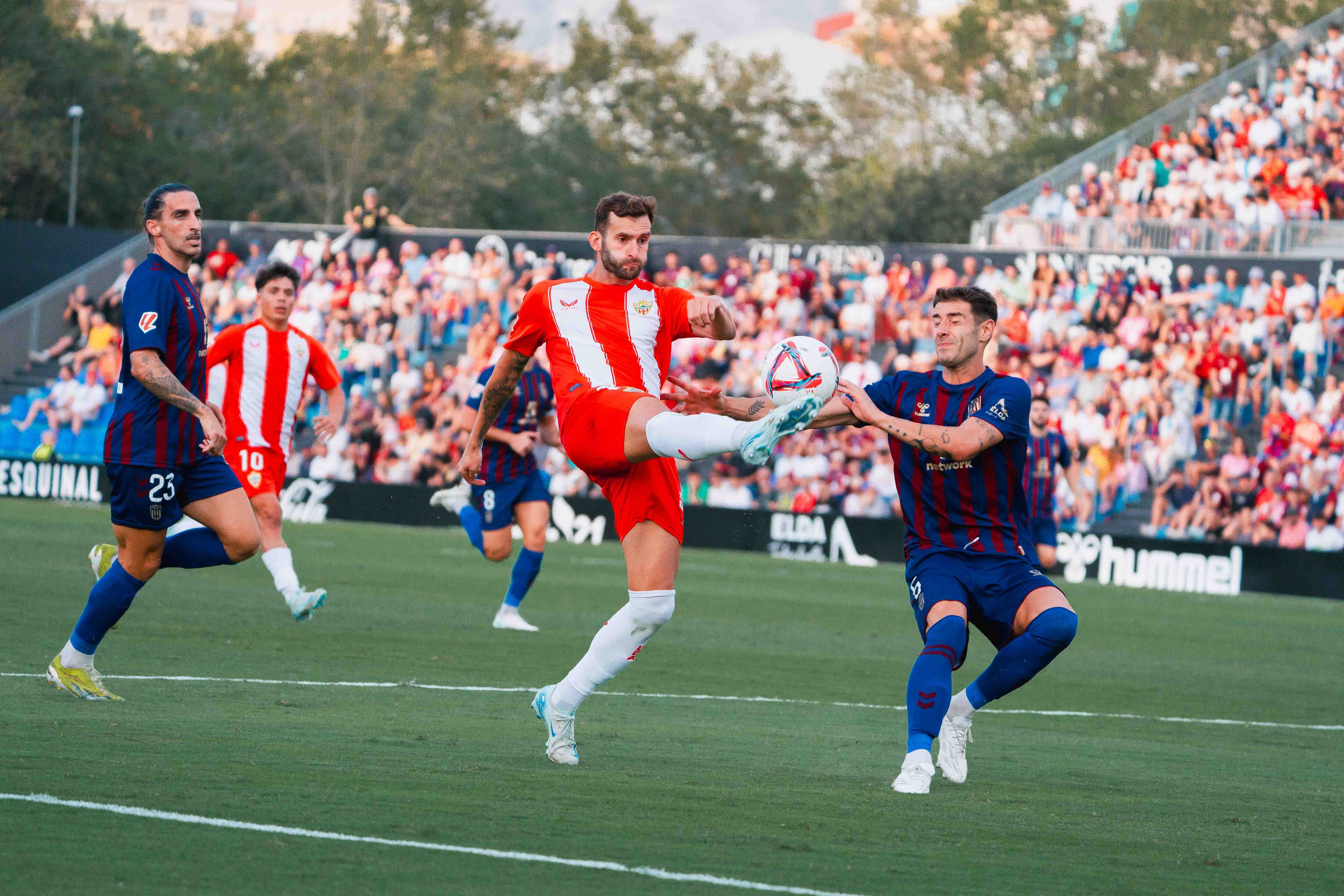 El brasileño Leo Baptistao fue de los mejores en el partido en Elda ante el Eldense.