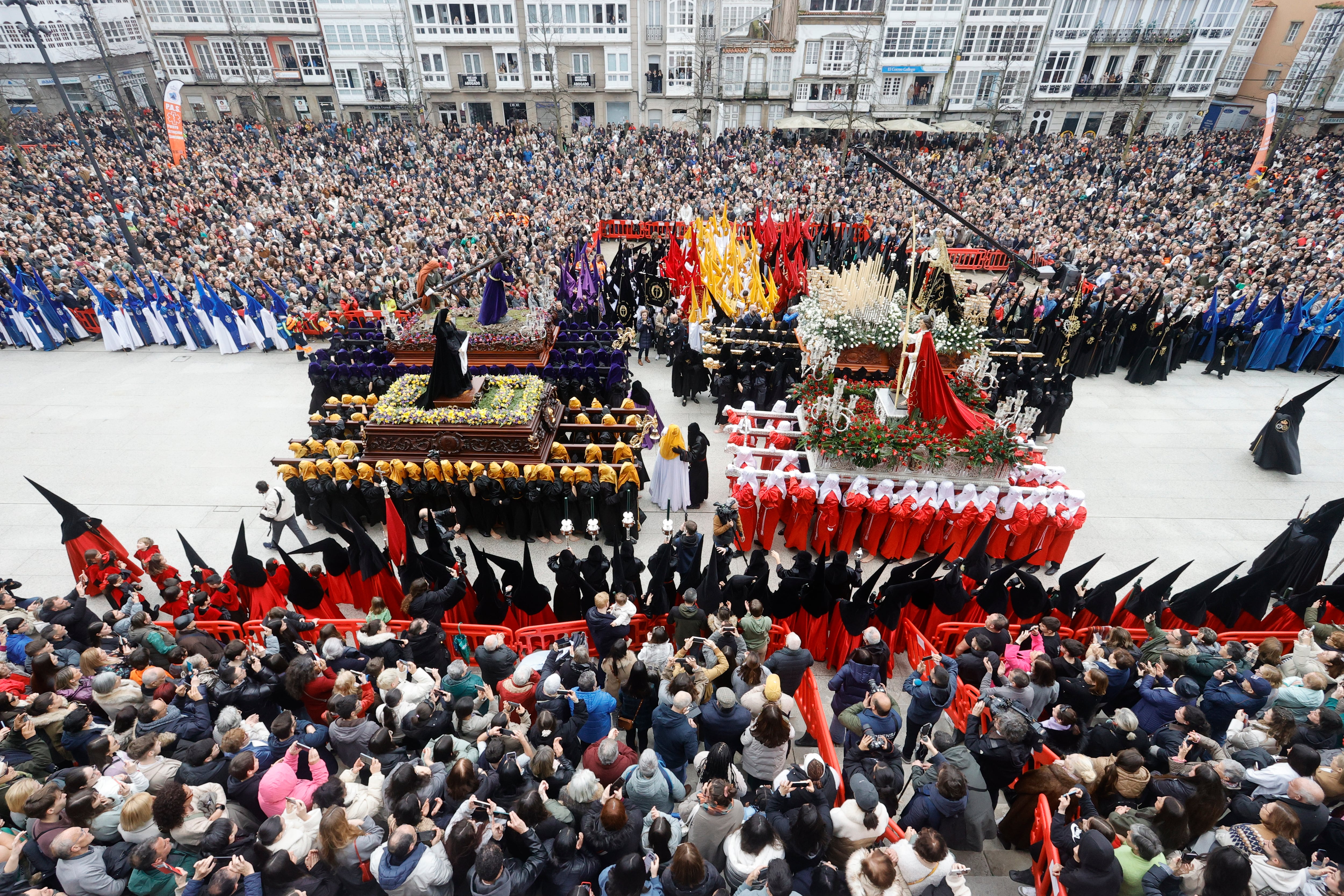 FERROL, 29/03/2024.- El Viernes Santo de Ferrol incluye procesiones desde la mañana hasta la madrugada, donde destacan la del Santo Encuentro, que se celebra en la plaza de Armas de la ciudad y tiene como protagonistas a cuatro pasos, con el Jesús Nazareno (1863), San Juan Evangelista, Santa Mujer Verónica (siglo XVIII) y la Virgen de los Dolores (siglo XVIII). EFE/ Kiko Delgado.