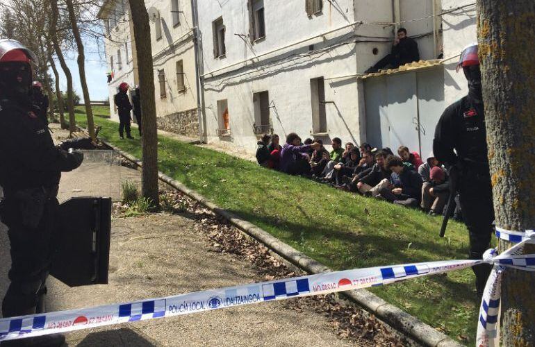 Jóvenes, rodeados por la policía, intentan evitar el corte de luz y posterior desahucio en Errekaleor.