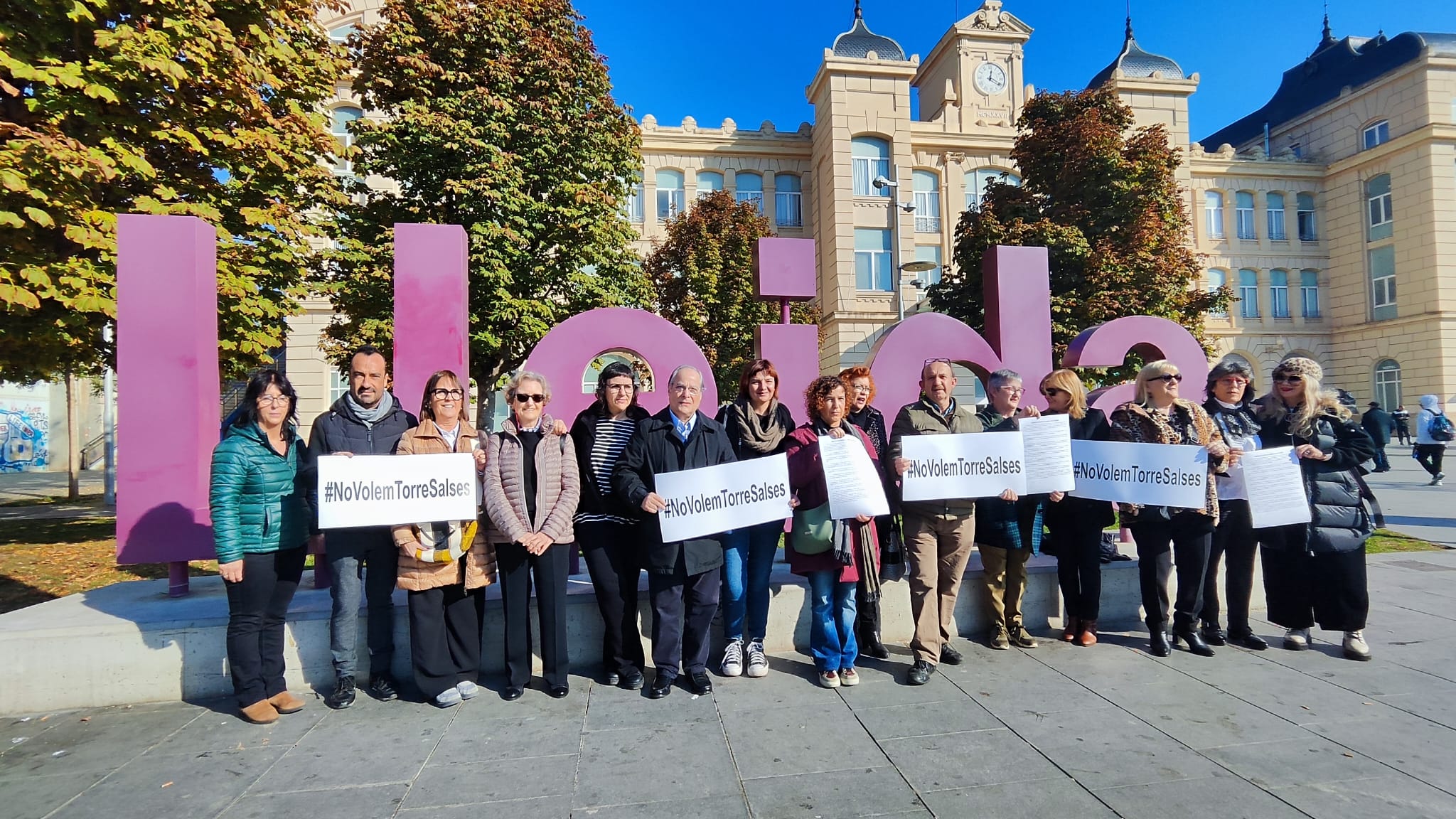 Alguns dels representants d'associacions de comerciants de Lleida que han signat un manifest contrari a la instal·lació del centre comercial de Torre Salses.