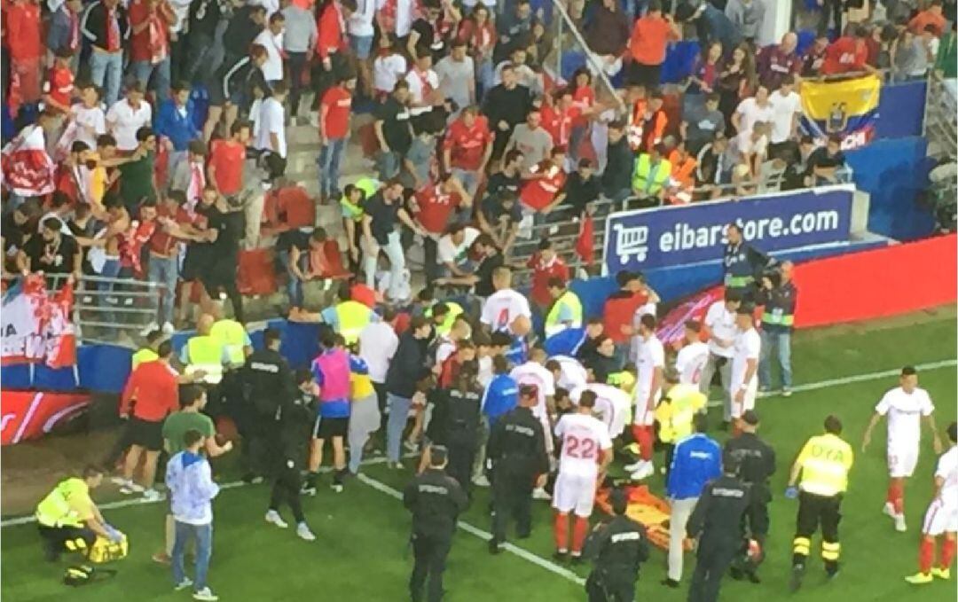 Los aficionados, tras la caída de la grada