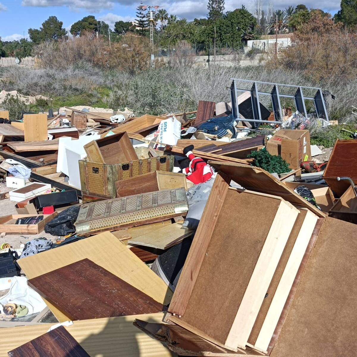 Novelda denuncia un vertido ilegal en el cauce del río Vinalopó e identifica al presunto autor