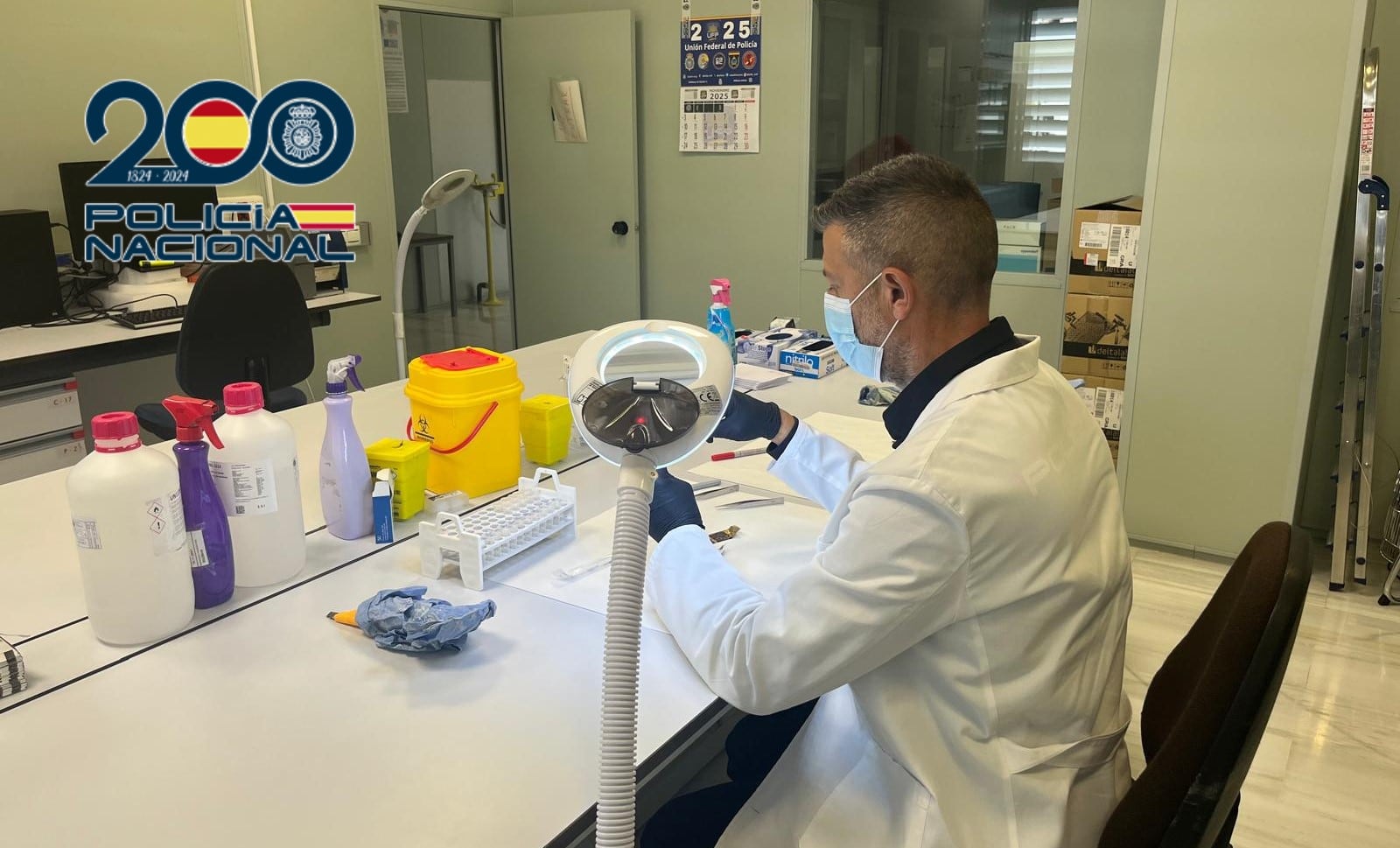 Gracias a las pesquisas del Grupo de Homicidios de la Comisaría Provincial de Málaga y a los avances científicos y las innovadoras técnicas empleadas en el laboratorio ADN de la Jefatura Superior de Andalucía Oriental ( Granada) han permitido la identificación pericial del investigado y su posterior e inmediata detención