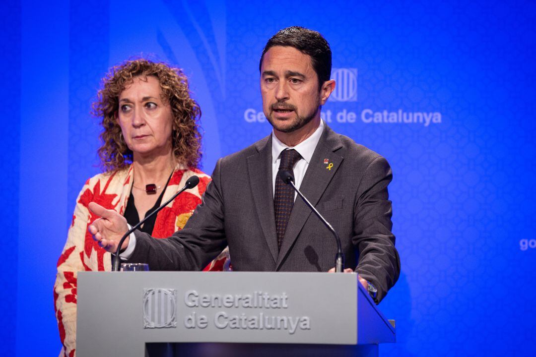 La consejera de Justicia de la Generalitat, Ester Capella, junto al consejero de Territorio y Sostenibilidad de la Generalitat, Damià Calvet, durante su intervención en la rueda de prensa tras el Consell Executiu de la Generalitat 