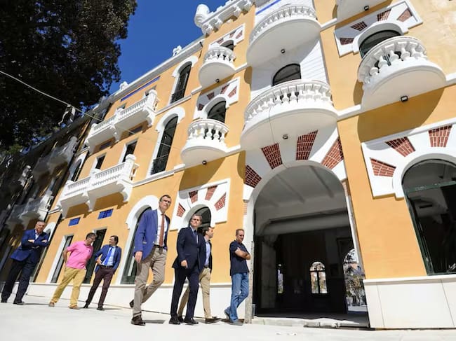 Imagen de la fachada principal del Cuartel de Artillería de Murcia en un visita del alcalde Ballesta en 2019.