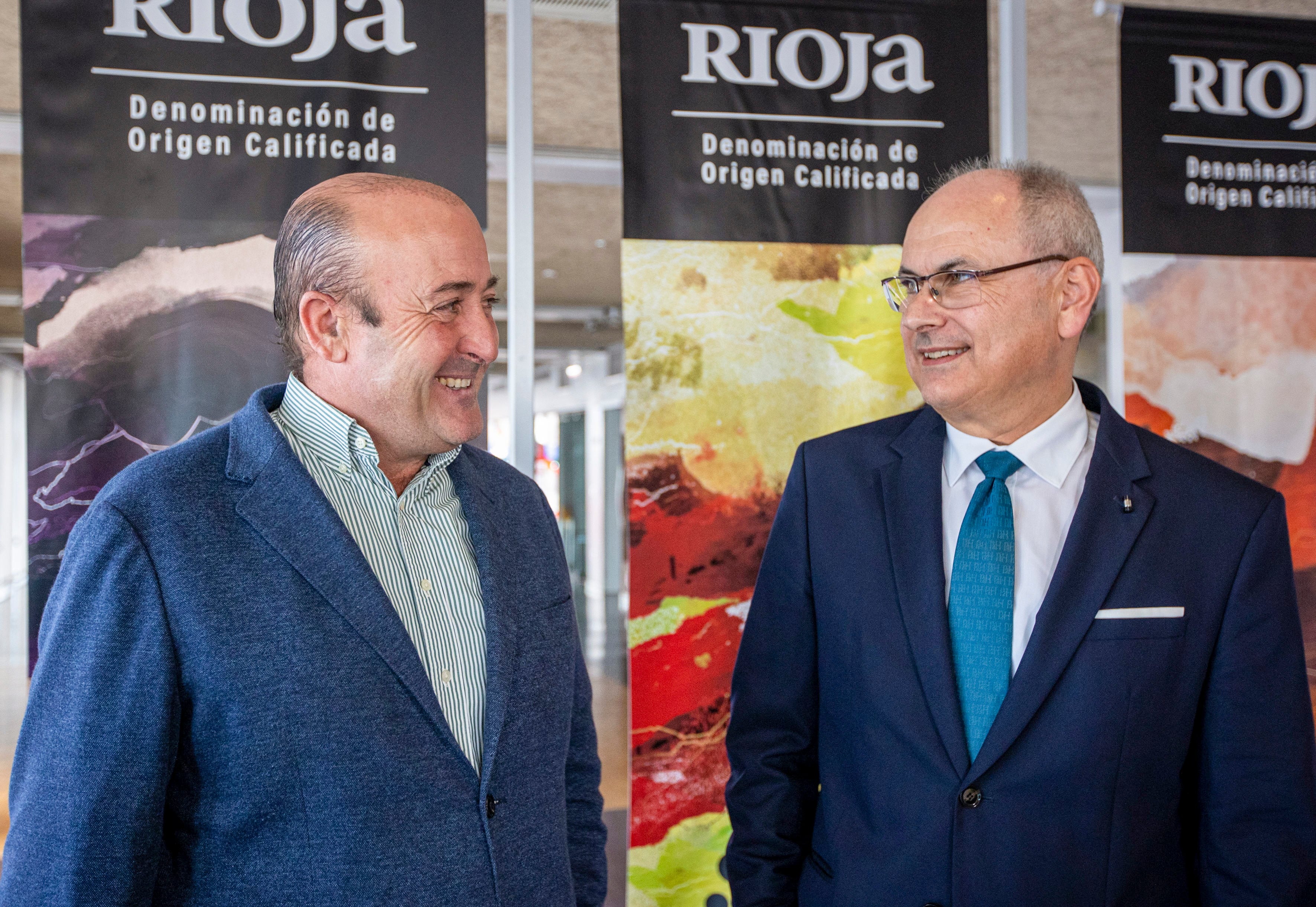 LOGROÑO (La Rioja) 18/10/2022.- El presidente y el director general del Consejo Regulador de la Denominación de Origen Calificada (DOC) Rioja, Fernando Ezquerro(i) y José Luis Lapuente(d), respectivamente, en rueda de prensa este martes en el Consejo Regulador en Logroño. El pleno que el Consejo Regulador de la Denominación de Origen Calificda (DOCa) Rioja celebrará este viernes, 21 de octubre, estudiará las medidas legales concretas que adoptará contra la decisión del Gobierno vasco de conceder la protección nacional transitoria a la Denominación de Origen Protegida (DOP) Viñedos de Álava.-EFE/Raquel Manzanares
