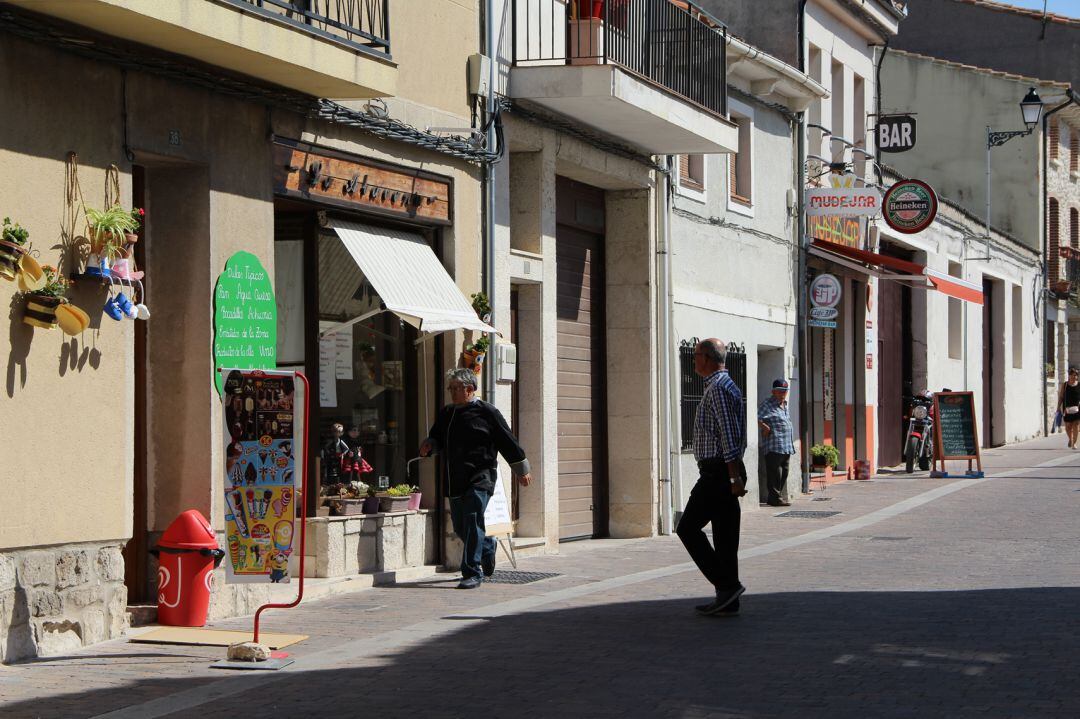 Varios turistas se dirigen a un comercio de Cuéllar en la zona del castillo, en una imagen de archivo