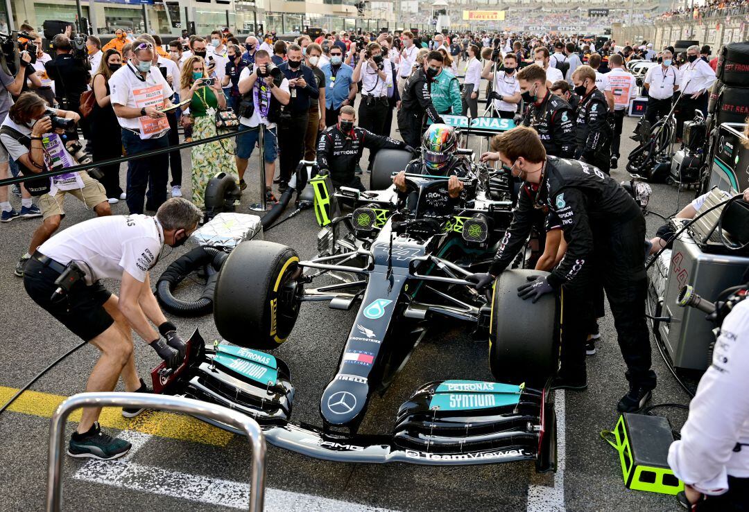 Hamilton junto al equipo de Mercedes