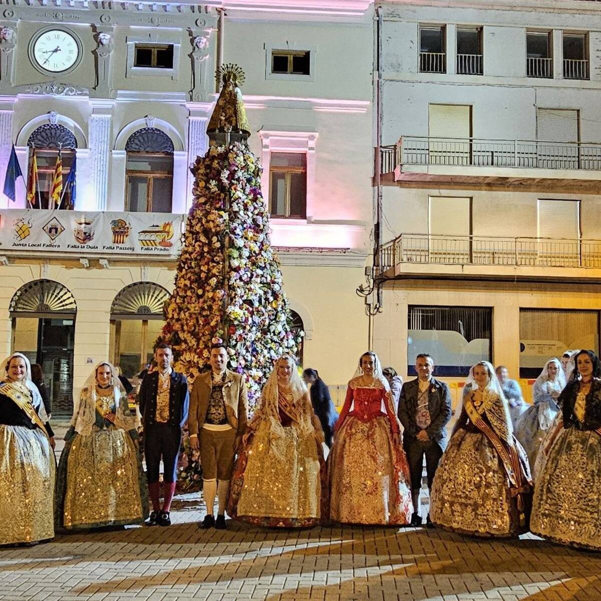 Las Fallas de Tavernes celebraron ayer la Ofrenda de las flores con una participación multitudinaria