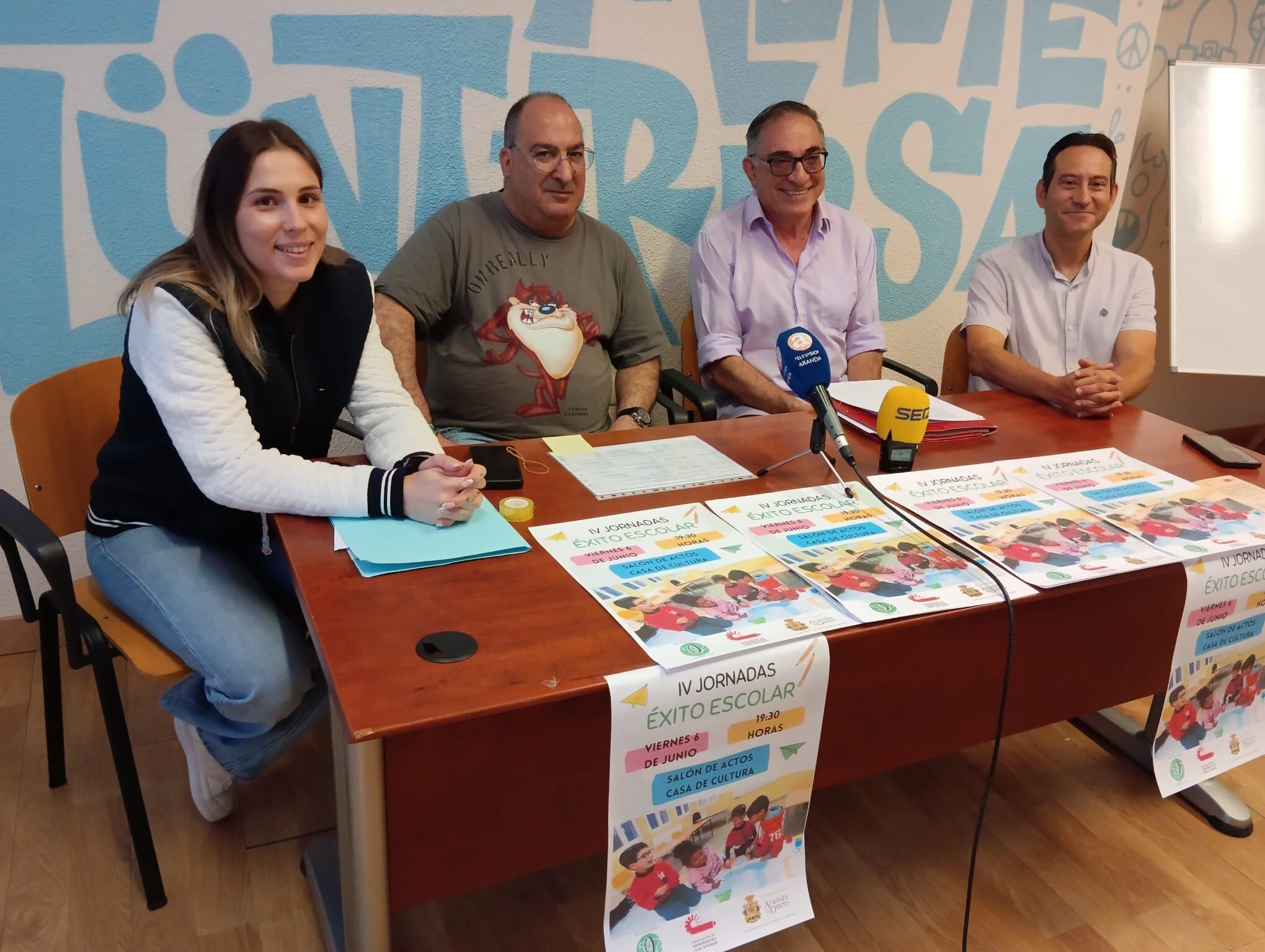De izquierda a derecha, Lara Muñoz, Alfredo Arribas y José Eugenio Abajo, miembros de la Asociación de Enseñantes con Gitanos, y el concejal de Participación Ciudadana, Andrés Gonzalo