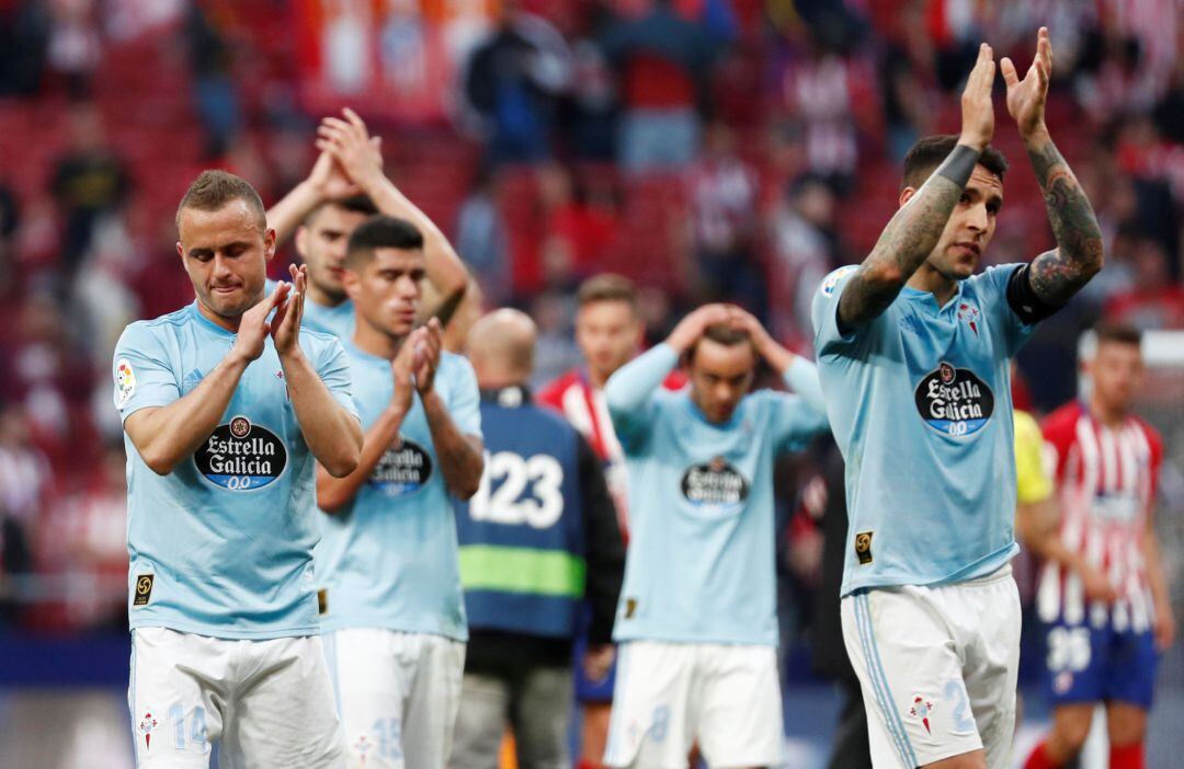 Jugadores del Celta aplauden a sus aficionados presentes en el Wanda Metropolitano