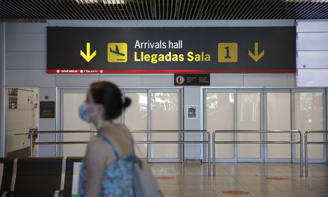 Una pasajera a la espera en el aeropuerto.