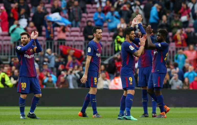 Los jugadores del FC Barcelona agradecen el apoyo de la afición durante el encuentro entre el Barcelona y el Valencia.