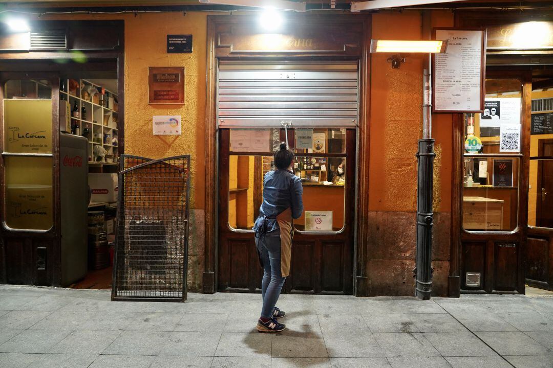 Cierre de un bar coincidendo con el toque de queda a las 20:00 