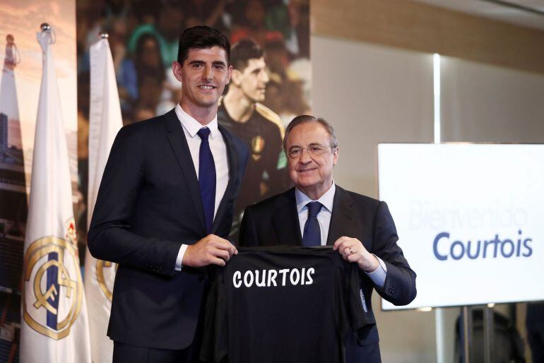 El nuevo guardameta del Real Madrid, el belga Thibaut Courtois, y el presidente del Real Madrid Florentino Pérez