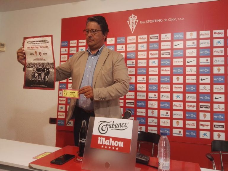 El consejero Fernando Losada muestra el cartel anunciador y la invitación estilo &#039;retro&#039; para el coloquio.