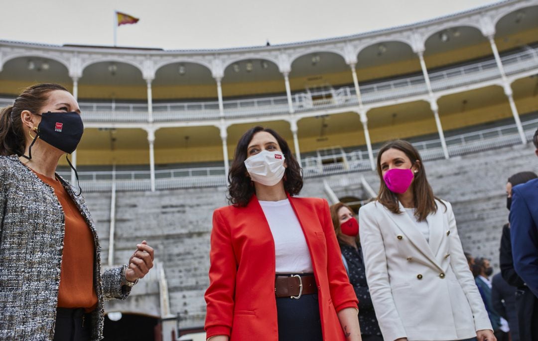 La exconsejera de Presidencia del Gobierno regional, Eugenia Carballedo; la presidenta de la Comunidad de Madrid, Isabel Díaz Ayuso y la viuda de Víctor Barrios, Raquel Sanz durante su visita a la plaza de toros de Las Ventas, en abril de 2021