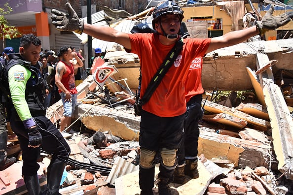 Un miembro de los equipos de rescate en una zona de Ecuador afectada por el terremoto