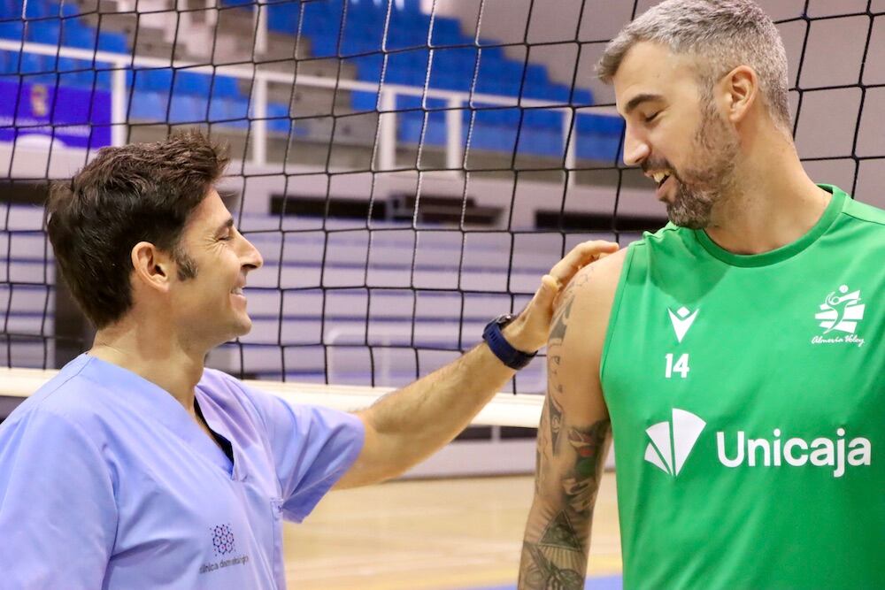 El doctor con uno de los capitanes.