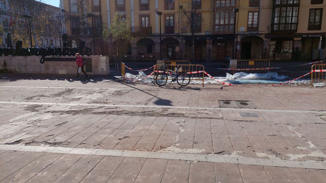 Estado que presenta el pavimento de la plaza Baldomero Iglesias.