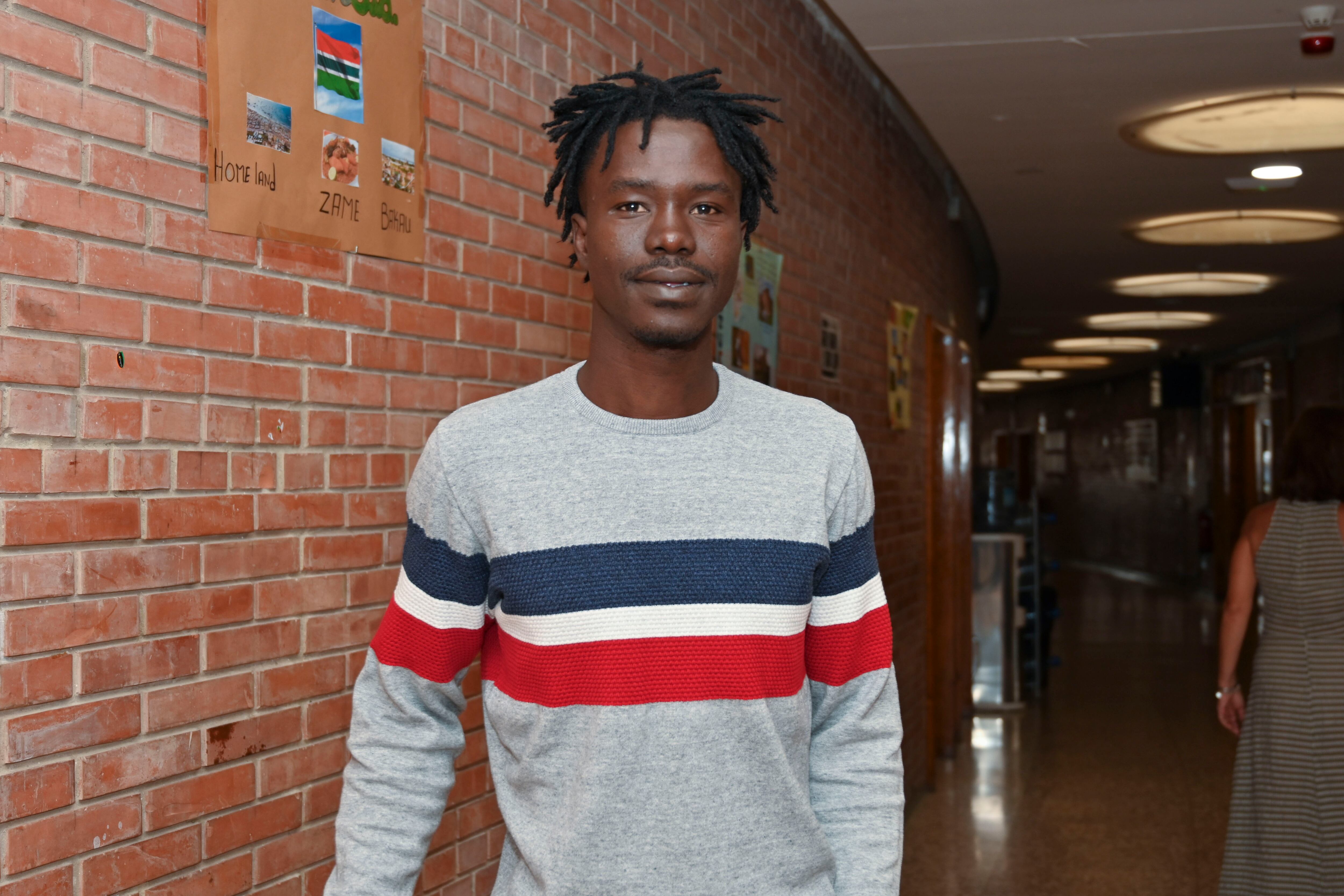 PALENCIA, 30/08/2025.-Waly Konate, refugiado de Mali, ha encontrado trabajo en un restaurante con un Sol Repsol en Palencia gracias al dispositivo de protección internacional Teranga, gestionado por el Centro Asistencial San Juan de Dios en Palencia. EFE/ Almudena Álvarez