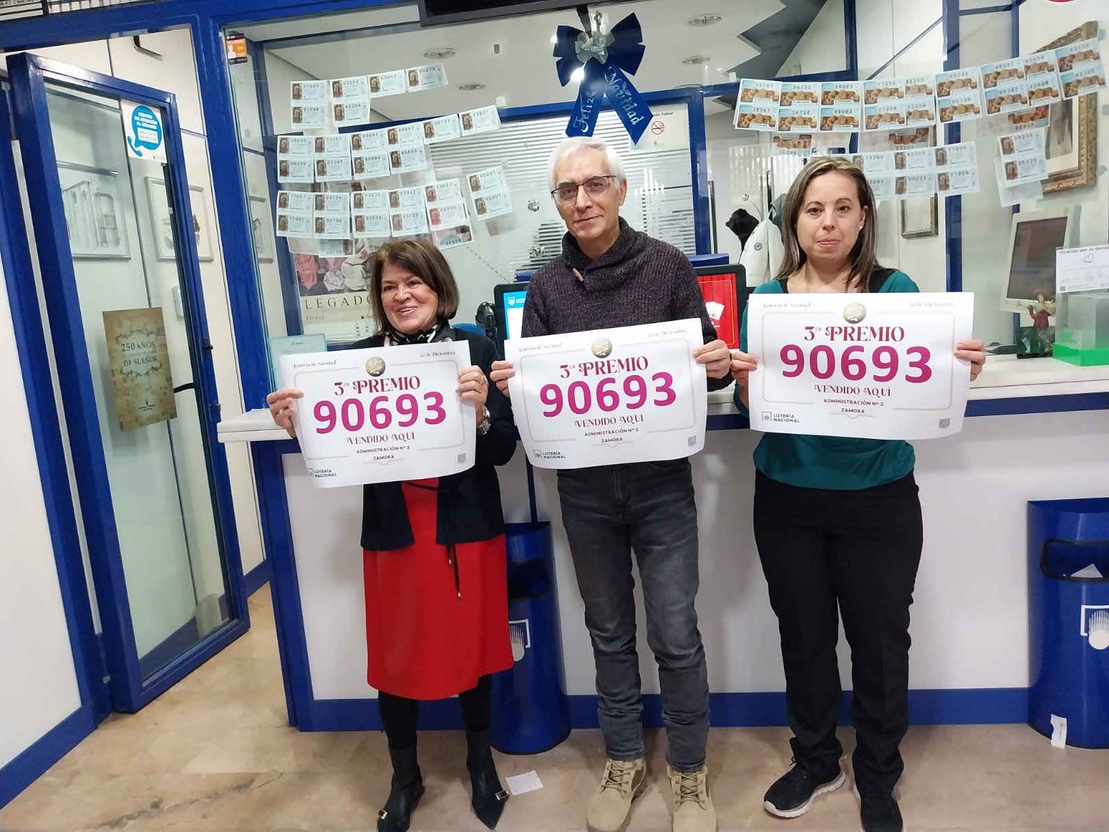 Los loteros de la Administración de Santa Clara 14 celebran el tercer premio entregado este lunes