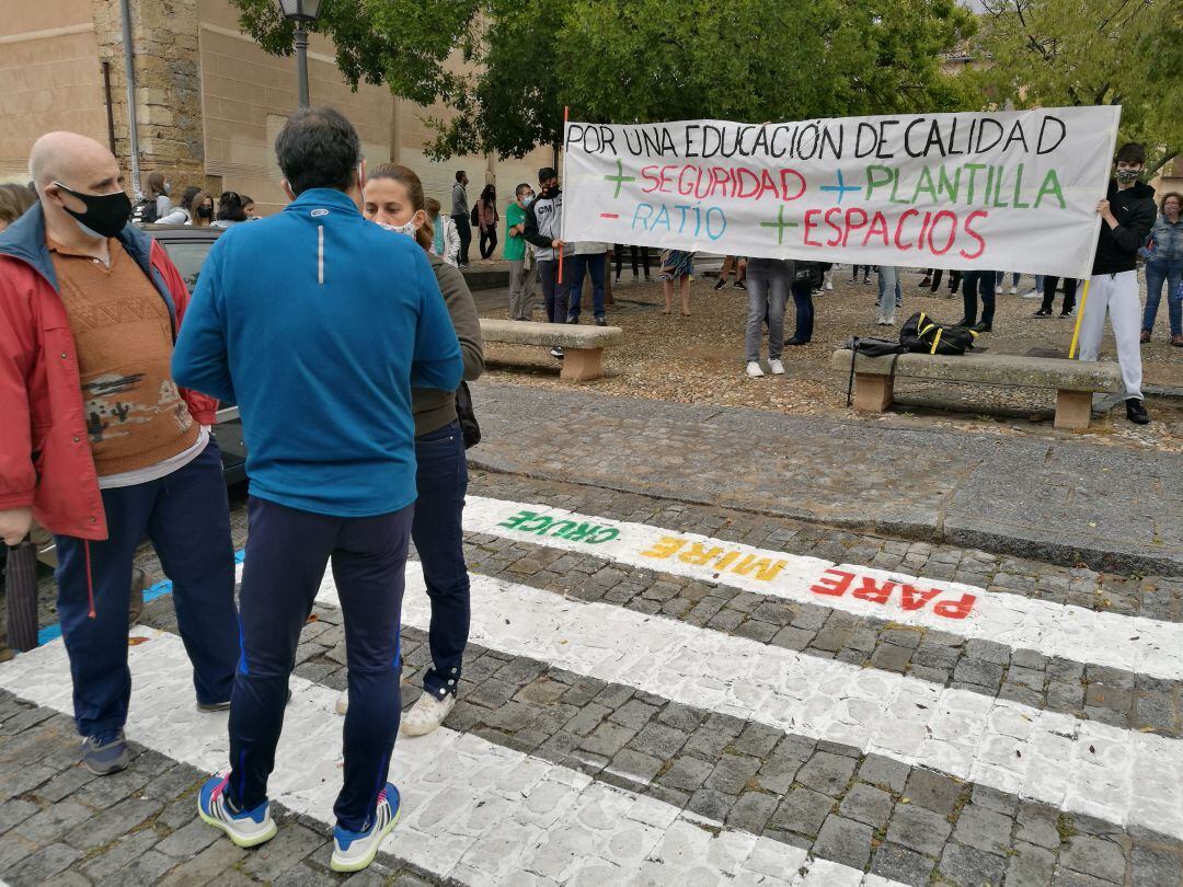 La concentración, a las puertas del centro, se ha realizado durante uno de los recreos del instituto