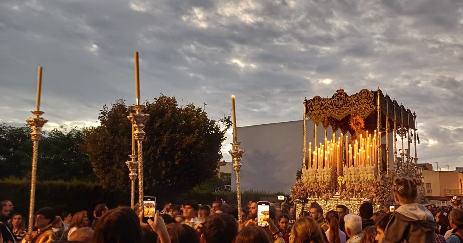 La Virgen del Amparo tras salir de la parroquia del Cristo de la Sed