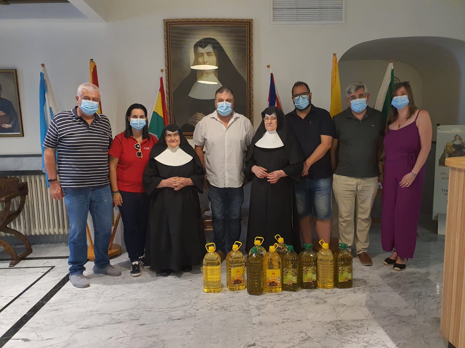 Momento de la entrega al Asilo de Villena