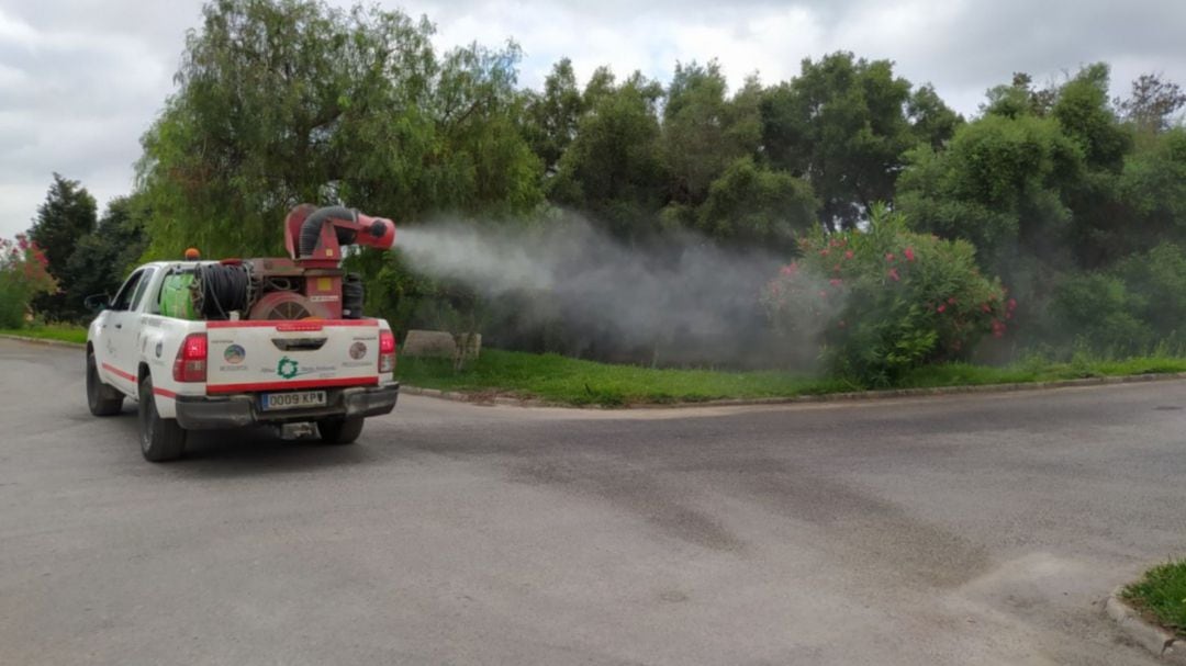 Vehículo fumigando