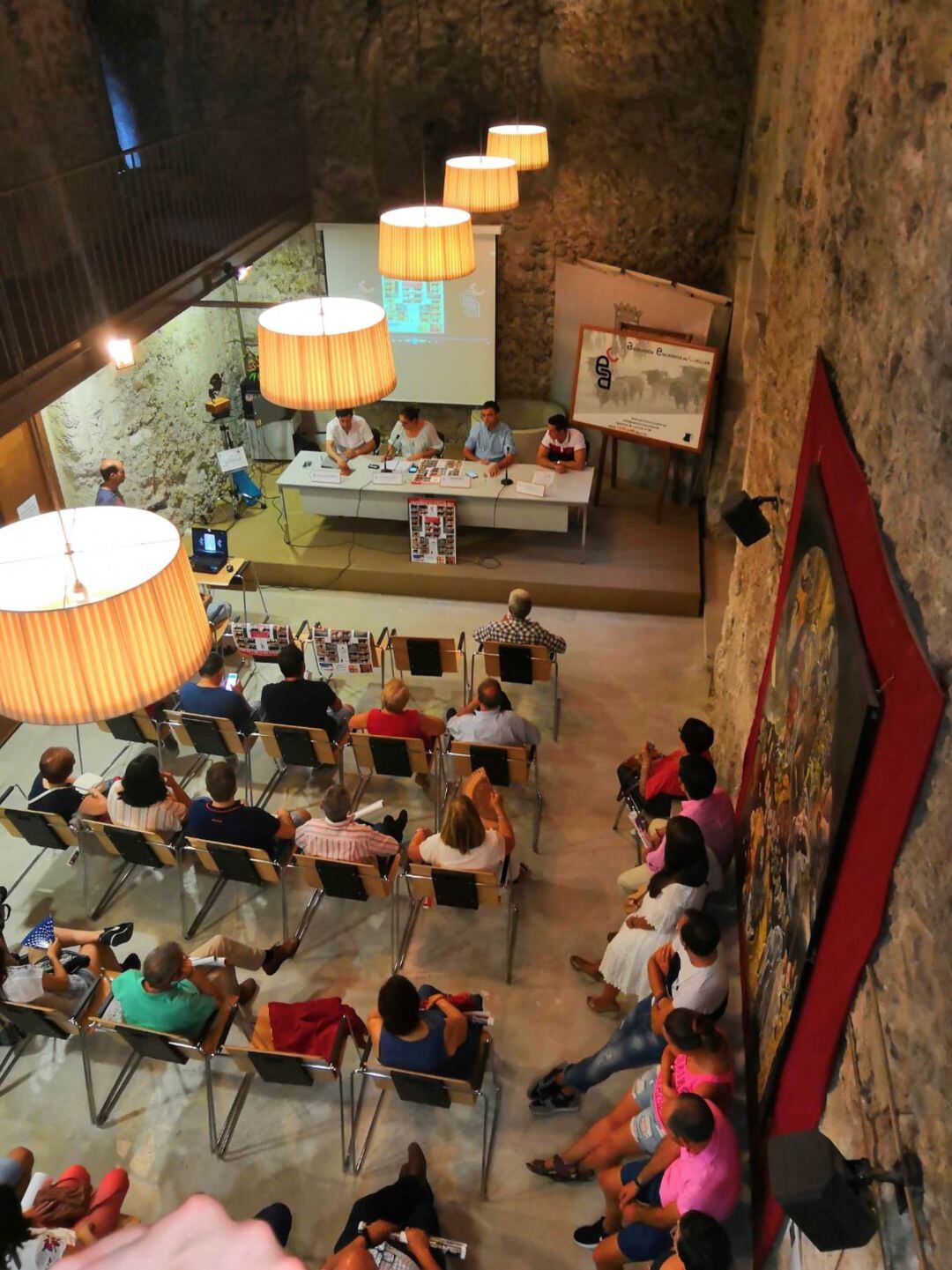 Los vecinos de Cuéllar llenaron el Palacio de Pedro I durante la presentación del cartel de las ganaderías de los encierros que realiza la Asociación Encierros de Cuéllar