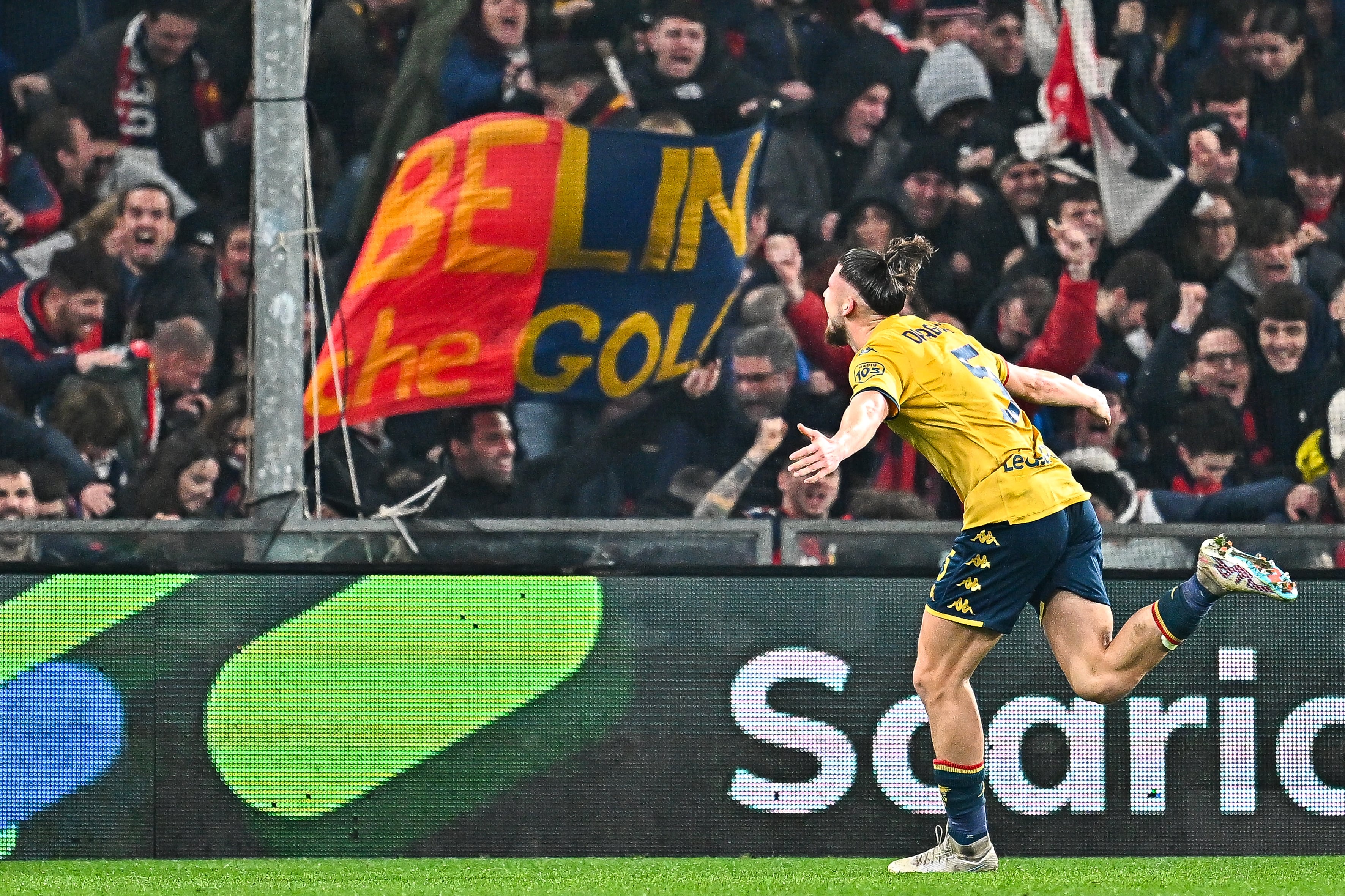 Radu Dragusin celebra un gol con el Genoa